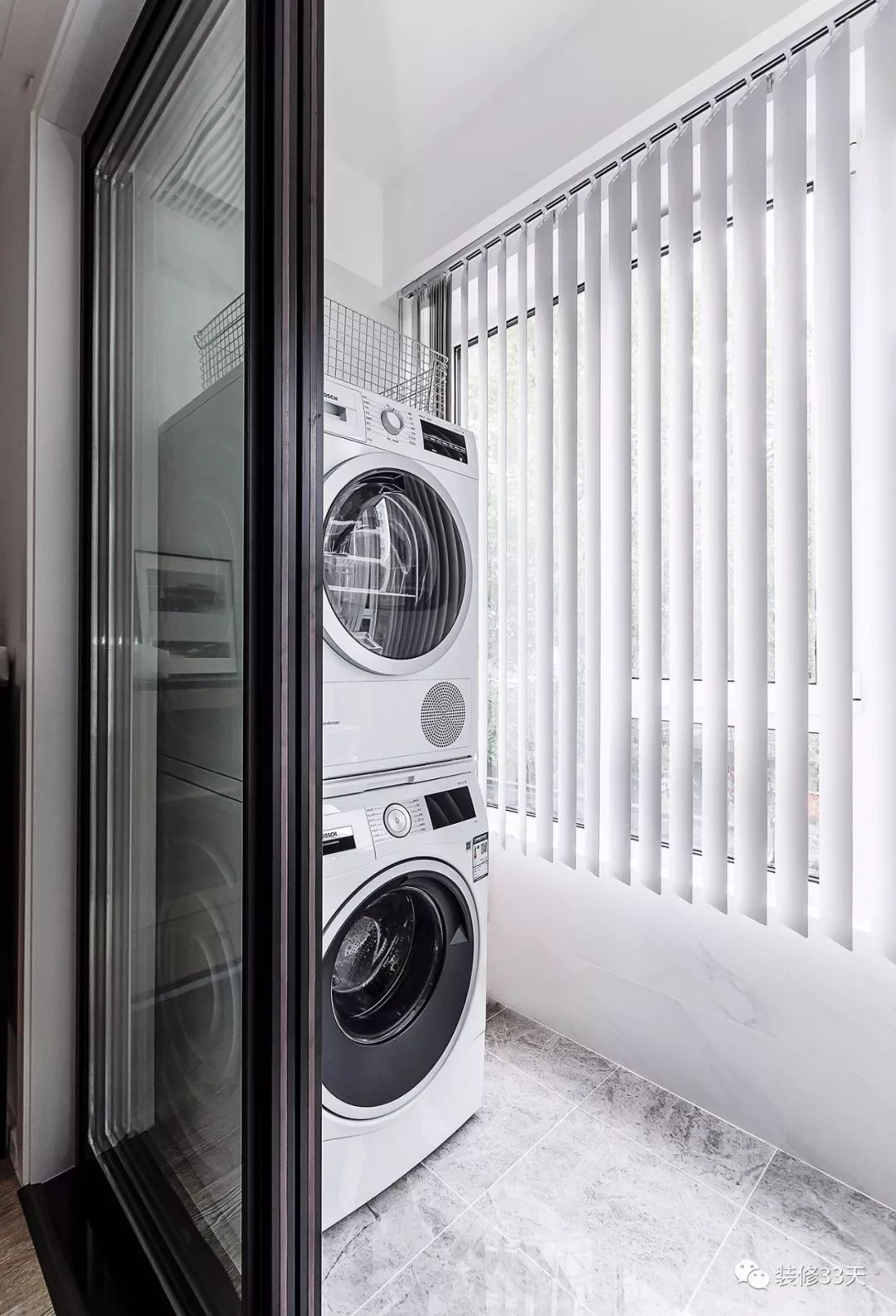 小户型现代简约客厅艺术玻璃窗,附近大玻璃落地窗现代简约风格