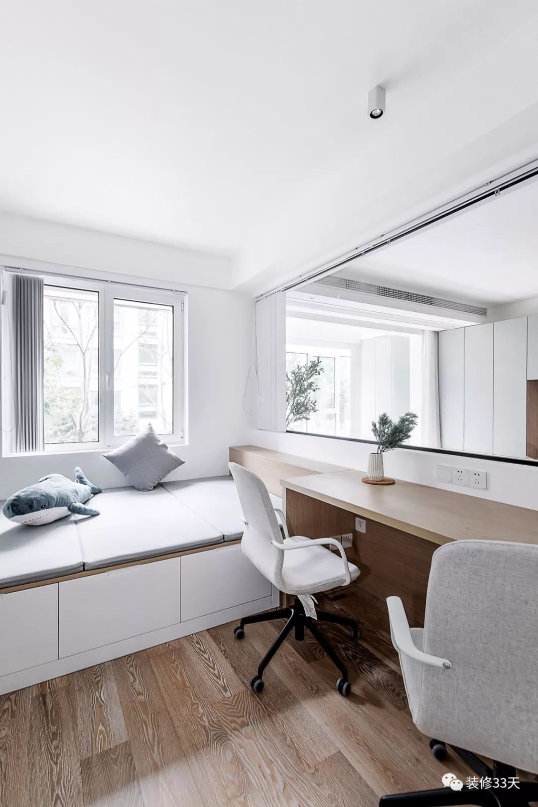 小户型现代简约客厅艺术玻璃窗,附近大玻璃落地窗现代简约风格