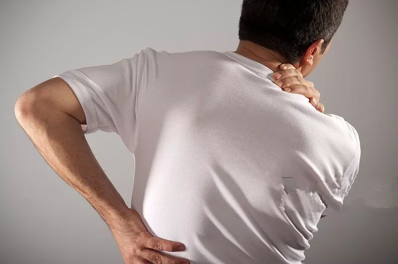 左肩膀疼痛怎么判断是不是癌症,右肩膀疼痛是癌症前期还是后期