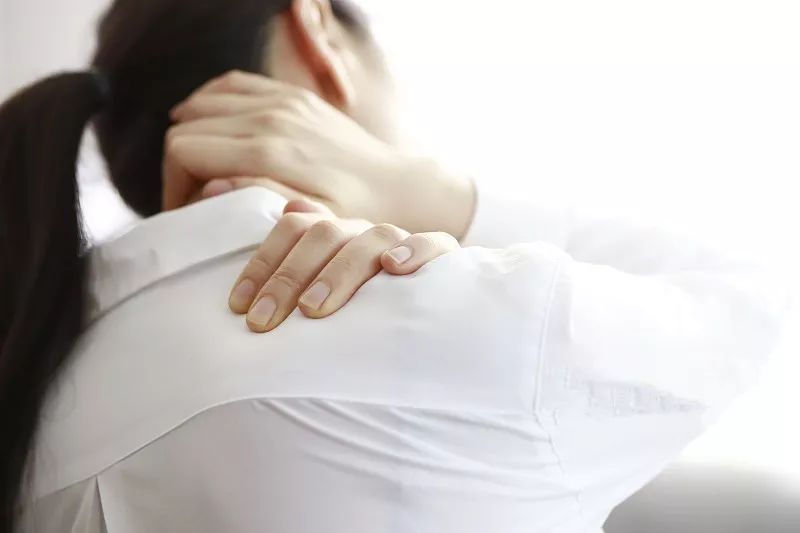 左肩膀疼痛怎么判断是不是癌症,右肩膀疼痛是癌症前期还是后期