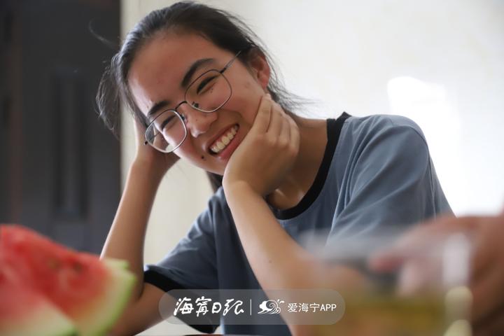 一个女孩面对家庭的变故,女孩家庭屡遭变故陷入阴霾