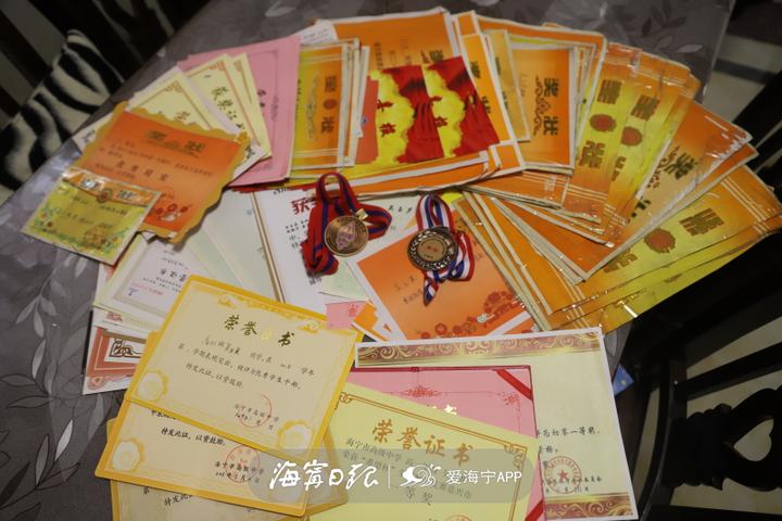 一个女孩面对家庭的变故,女孩家庭屡遭变故陷入阴霾