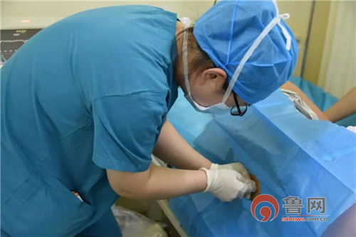 助产士帮孕妇快速顺产,自然分娩助产士