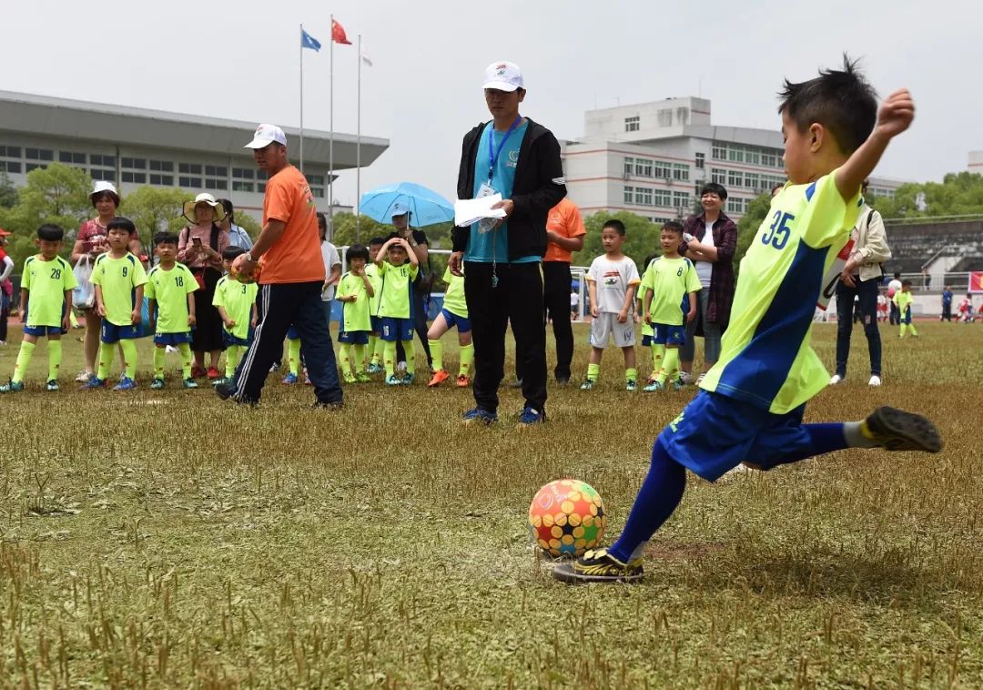 中国足球15岁到17岁的孩子的比赛,中国足球要从娃娃抓起谁提出的