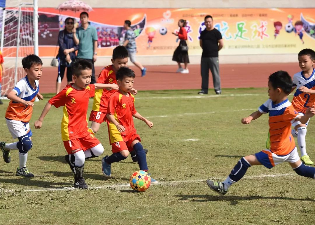 中国足球15岁到17岁的孩子的比赛,中国足球要从娃娃抓起谁提出的