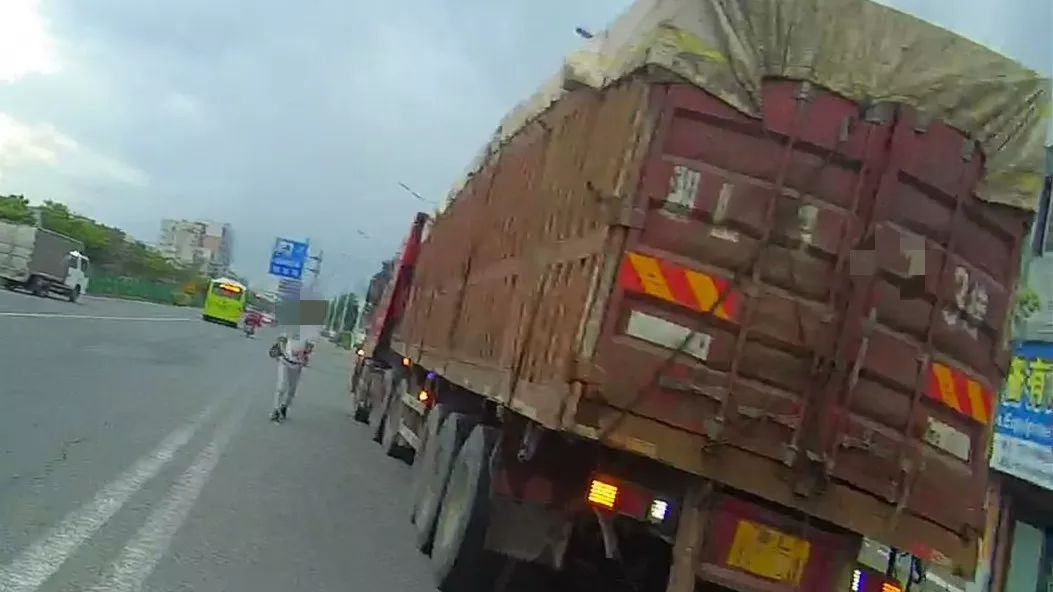 办个*证假**就敢冒充货车司机?出了事故你拿什么负责?