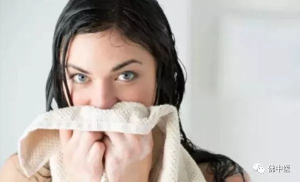 游泳防呛水诀窍,夏季游泳的急救方法