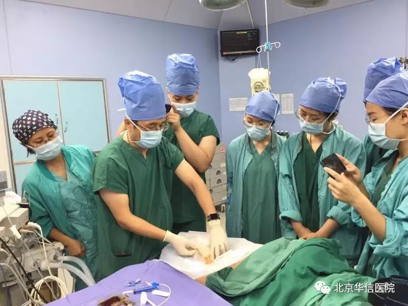 于细微处见真功夫——副院长张东亚演示右颈内静脉穿刺置管操作教学