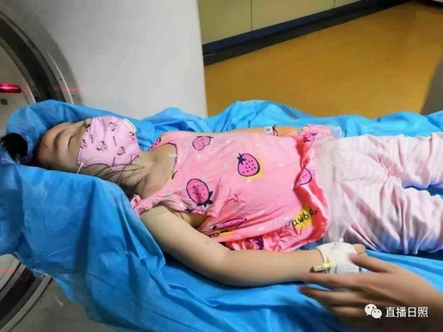 2岁宝宝腿磕青了里面好像有个包,2岁宝宝腿磕了一下走路一瘸一拐