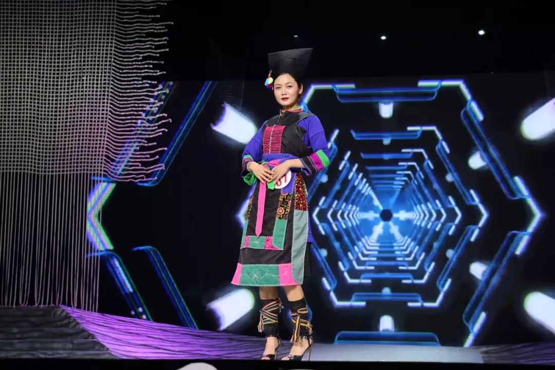 德宏五种少数民族服饰走秀音乐,云南少数民族服饰秀