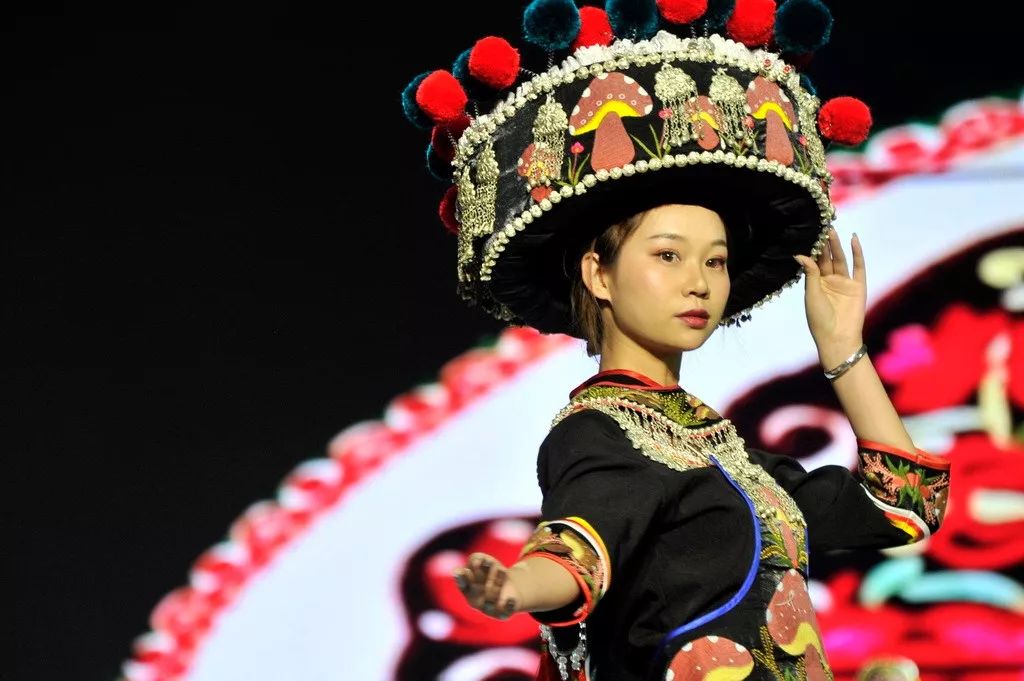 德宏五种少数民族服饰走秀音乐,云南少数民族服饰秀
