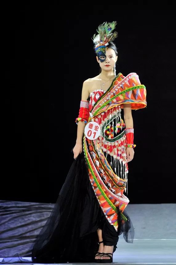 德宏五种少数民族服饰走秀音乐,云南少数民族服饰秀