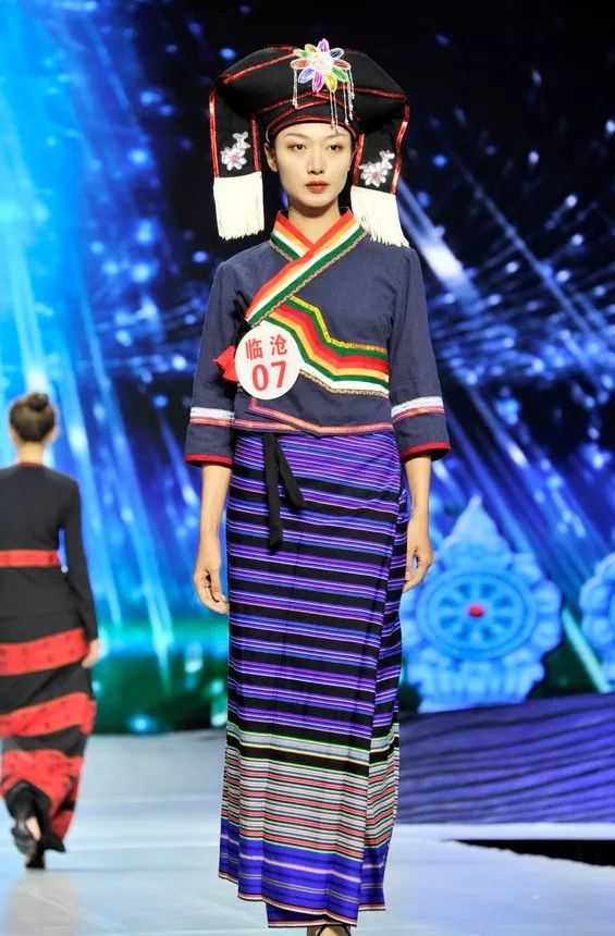 德宏五种少数民族服饰走秀音乐,云南少数民族服饰秀