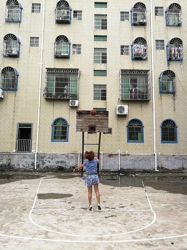 一个携童自杀的女人