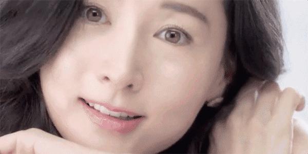 睡前一分钟做好这件事就能抗皱纹,最近比较火的淡化皱纹方法