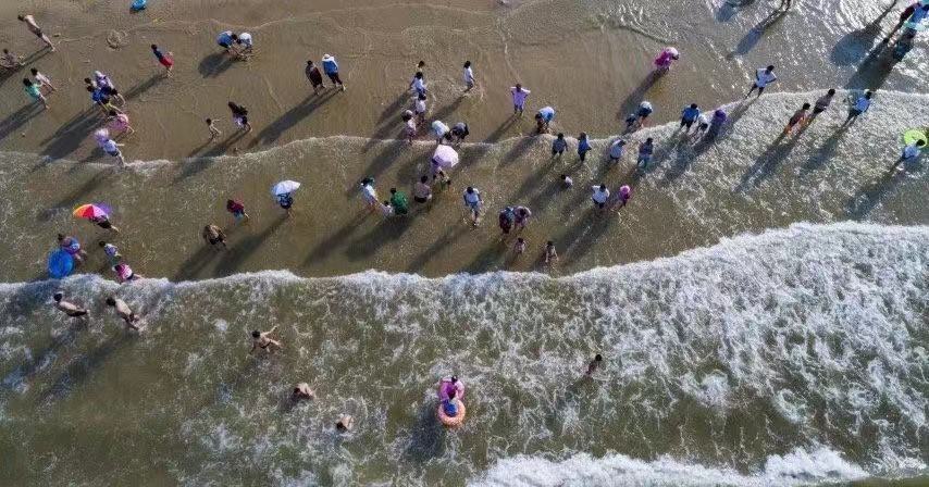 对烟台人来说,不洗海澡(xiajiaozi)就不算过夏天