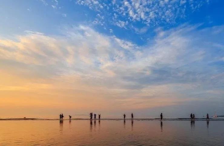 对烟台人来说,不洗海澡(xiajiaozi)就不算过夏天