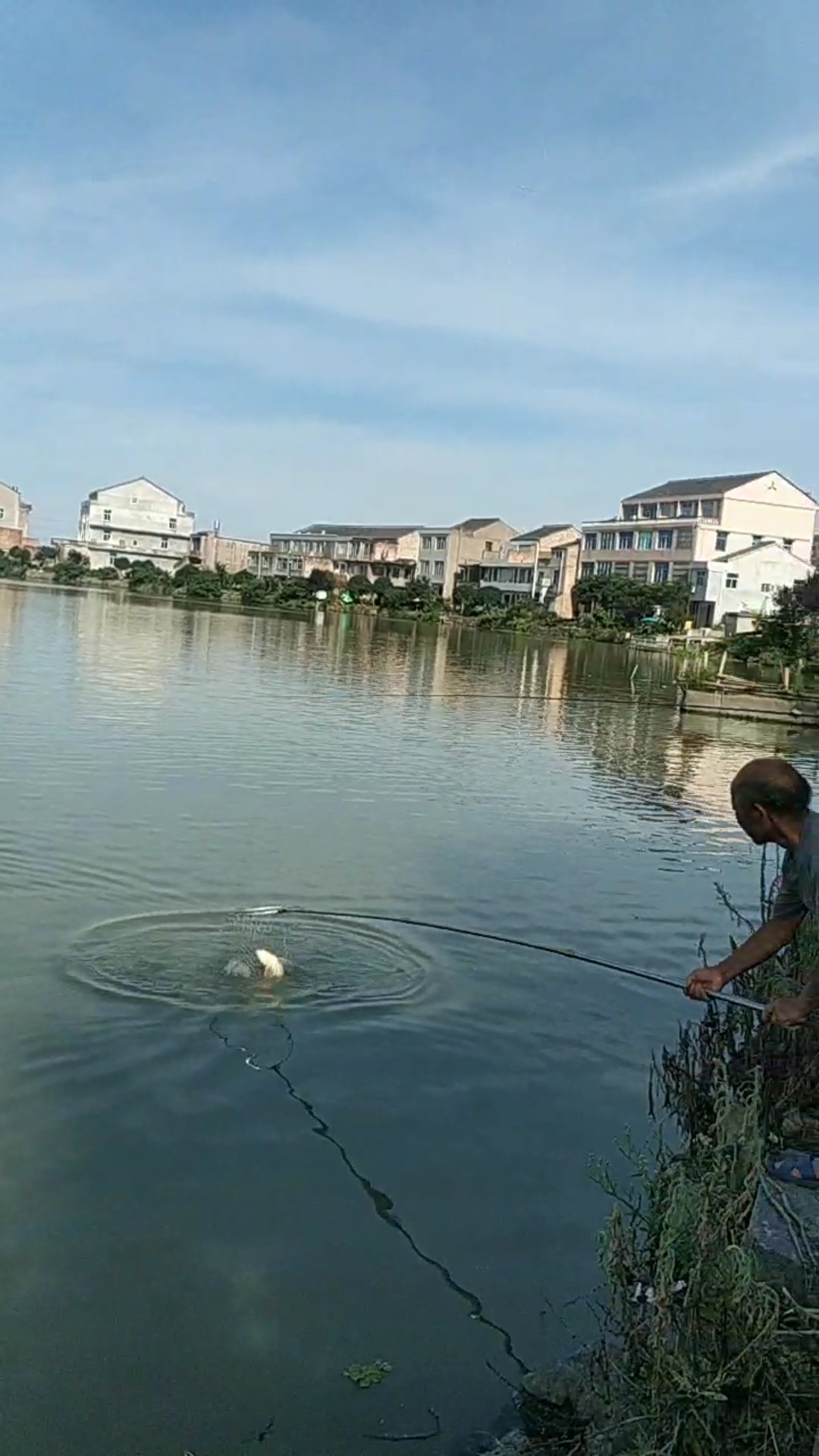 钓鱼享百味人生,钓鱼享乐趣