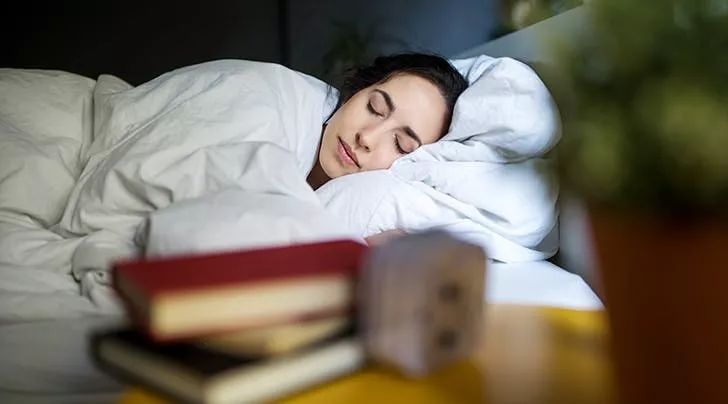 睡觉时到底要不要穿衣服？别害羞！男女都该看看