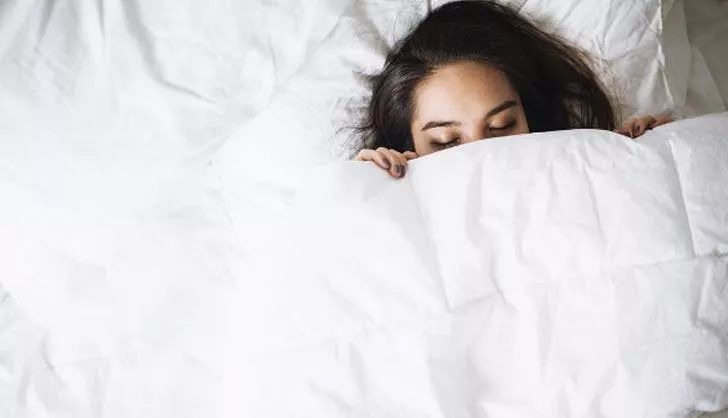 睡觉时到底要不要穿衣服？别害羞！男女都该看看