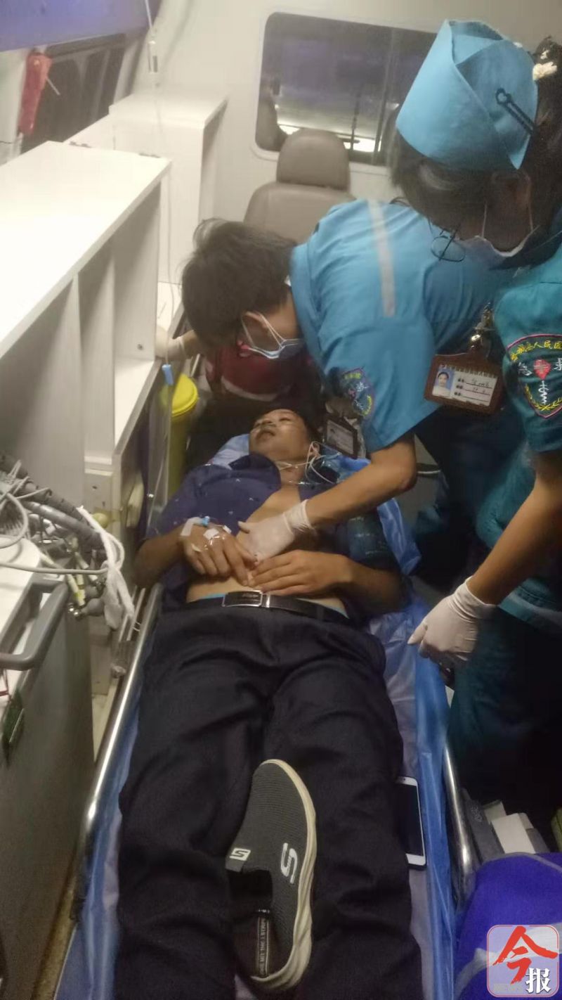 一男子被马蜂蜇人,男子被马蜂伤昏迷消防紧急救援