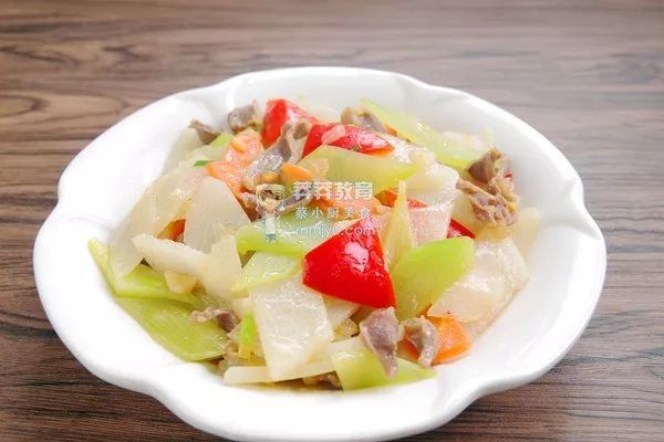 产妇莴笋炒肉的做法,莴笋炒鸡脯肉月子餐