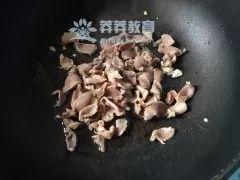 产妇莴笋炒肉的做法,莴笋炒鸡脯肉月子餐