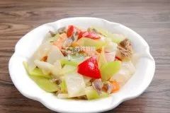 产妇莴笋炒肉的做法,莴笋炒鸡脯肉月子餐