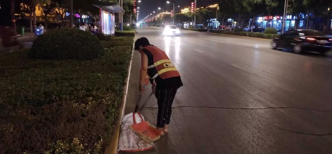 高温下，磁县娇艳的“城市黄玫瑰”