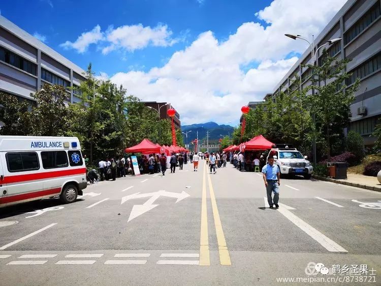 红路彩旗舞易地搬迁擂战鼓