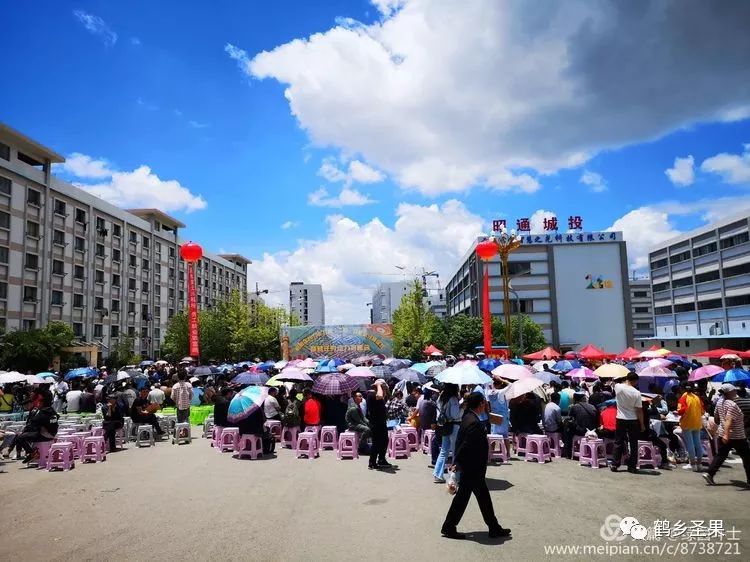 红路彩旗舞易地搬迁擂战鼓