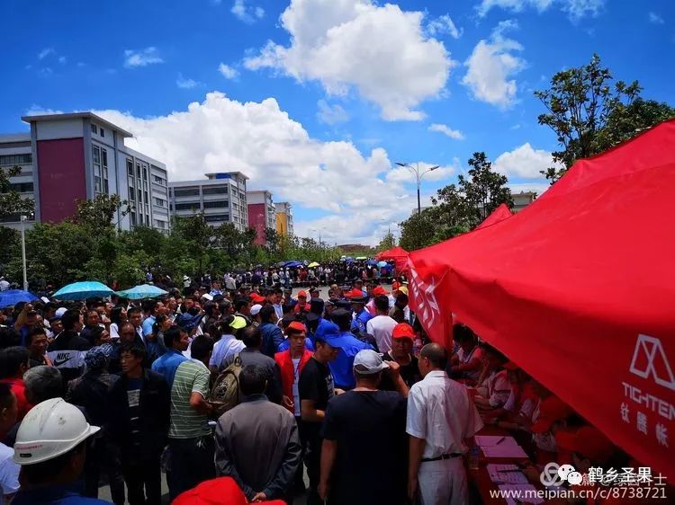 红路彩旗舞易地搬迁擂战鼓