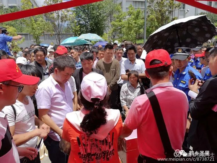 红路彩旗舞易地搬迁擂战鼓