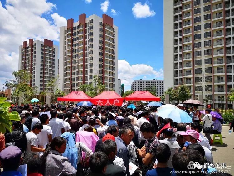 红路彩旗舞易地搬迁擂战鼓