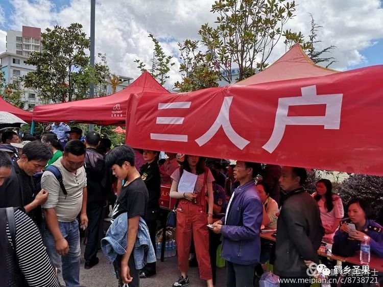 红路彩旗舞易地搬迁擂战鼓