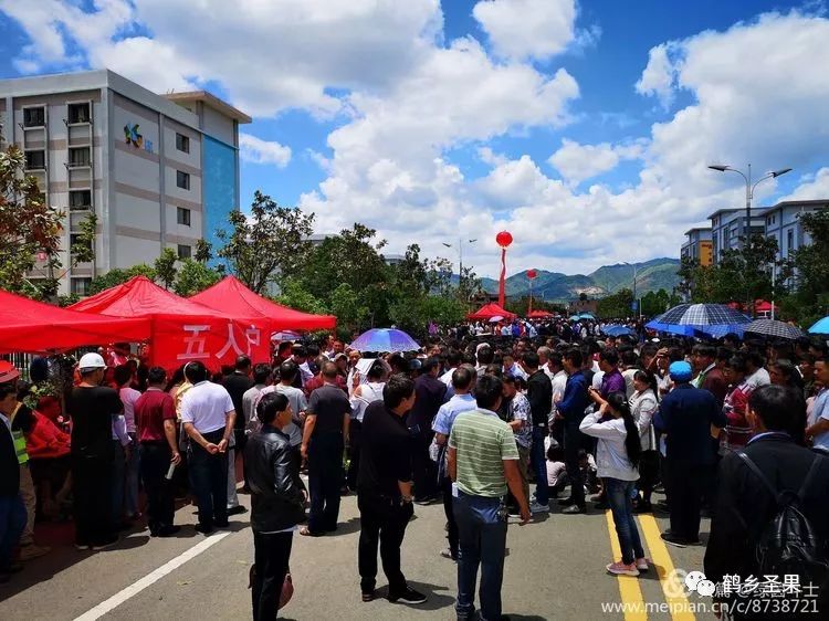 红路彩旗舞易地搬迁擂战鼓