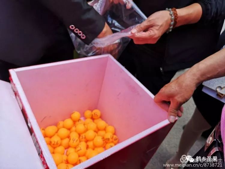 红路彩旗舞易地搬迁擂战鼓