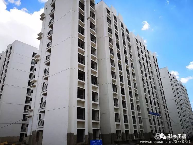 红路彩旗舞易地搬迁擂战鼓