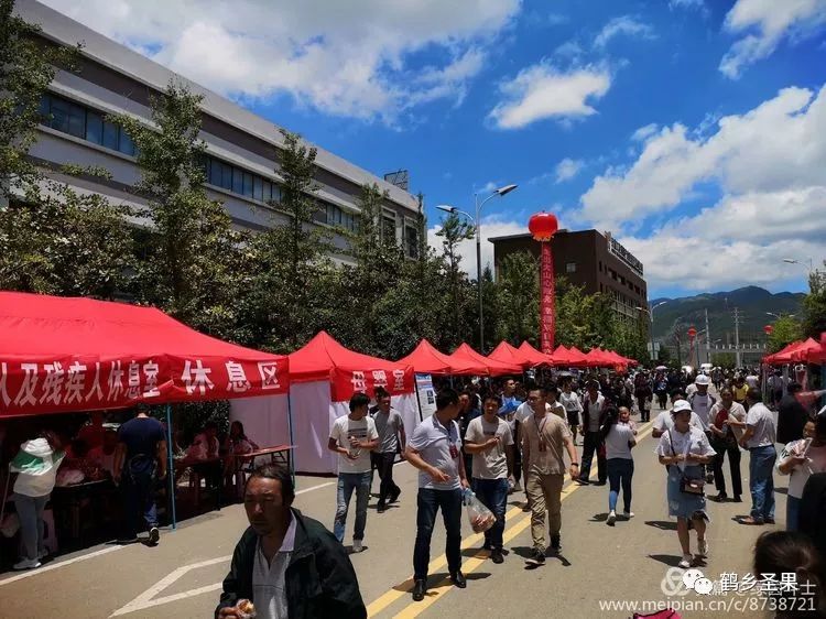 红路彩旗舞易地搬迁擂战鼓