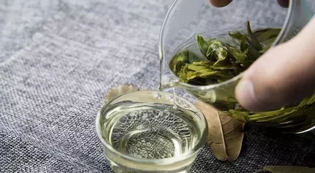 泡绿茶先放茶叶还是先倒水,绿茶冲泡是先放茶叶还是先倒水
