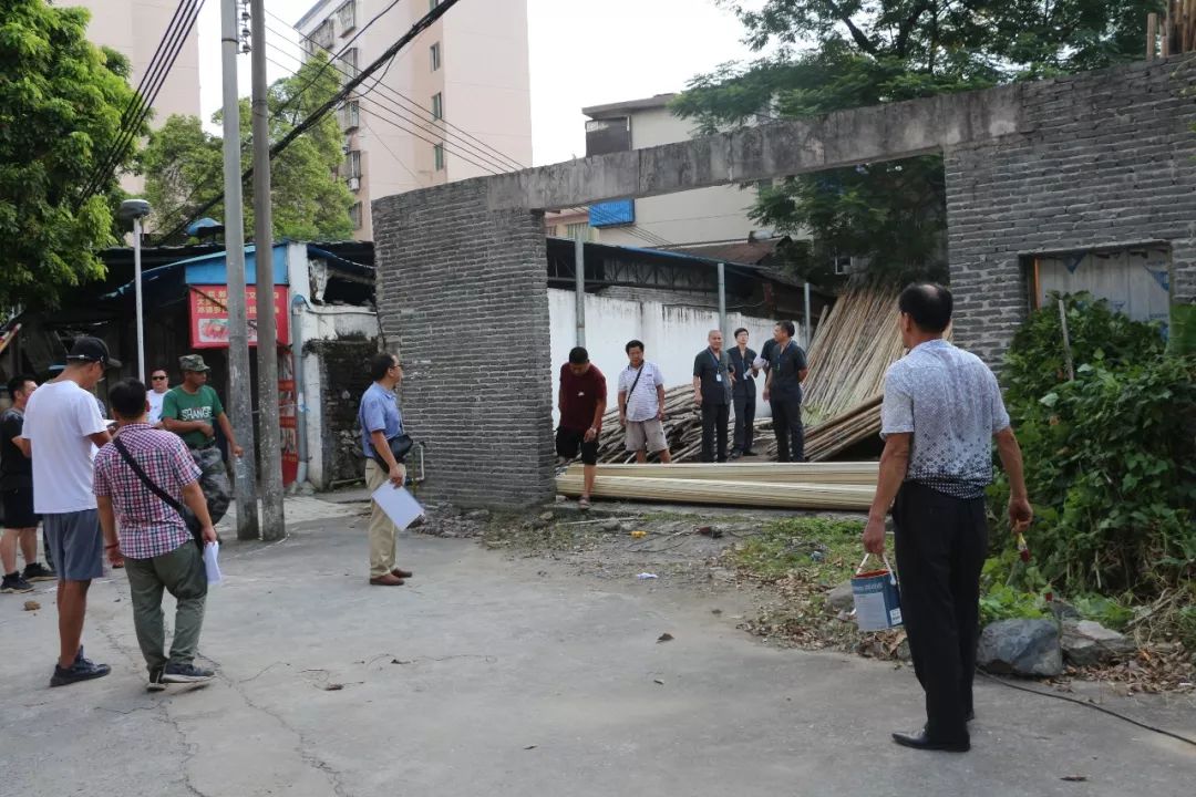 法院强拆违建报道,法院强制拆除违建房现场视频