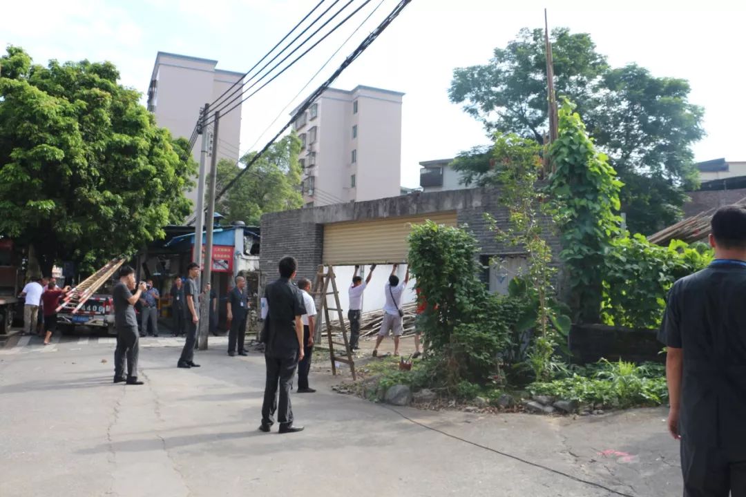 法院强拆违建报道,法院强制拆除违建房现场视频