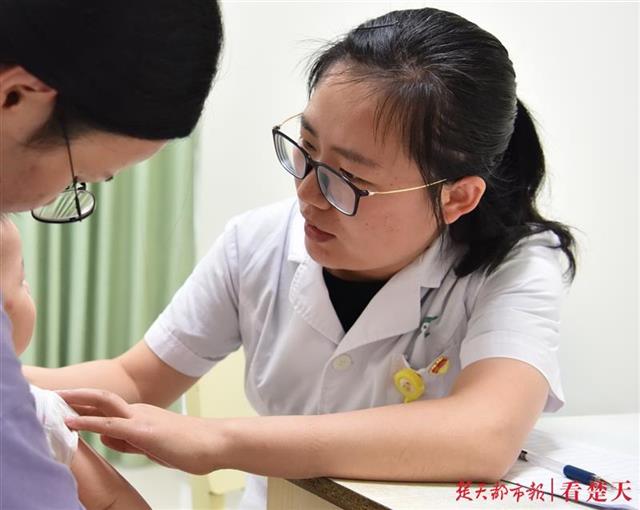 小孩身上出好多红疹还有水泡,宝宝身上起红疹能用艾草水洗澡吗