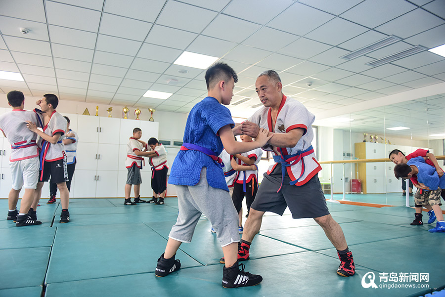“沧口跤王”有了自己的摔跤馆：曾上央视亮绝活