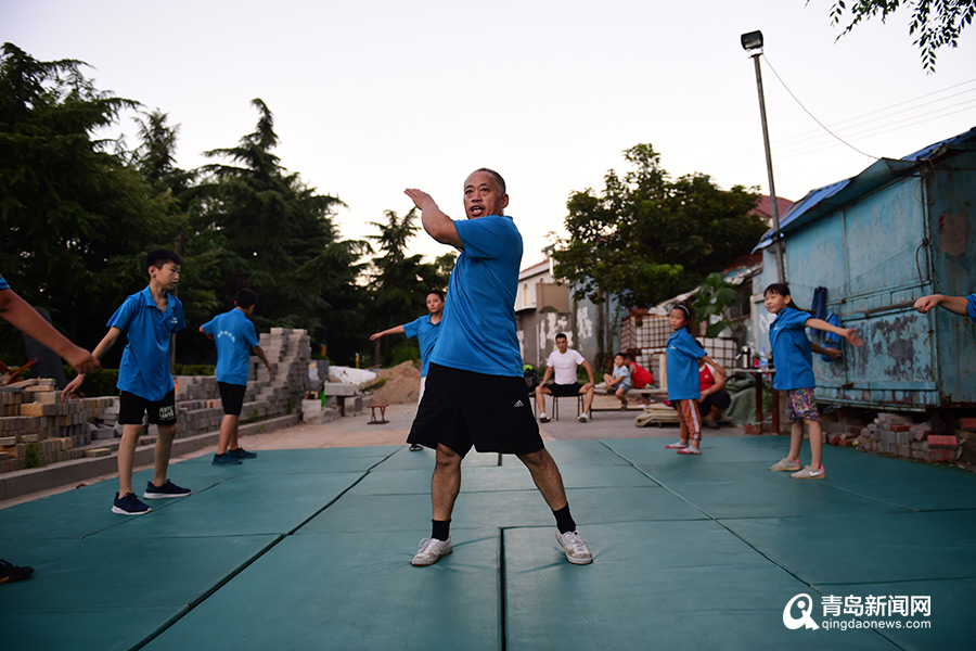 “沧口跤王”有了自己的摔跤馆：曾上央视亮绝活