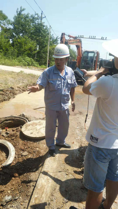 水务人用心守护城市供水生命线,烈日下的坚守用汗水诠释责任