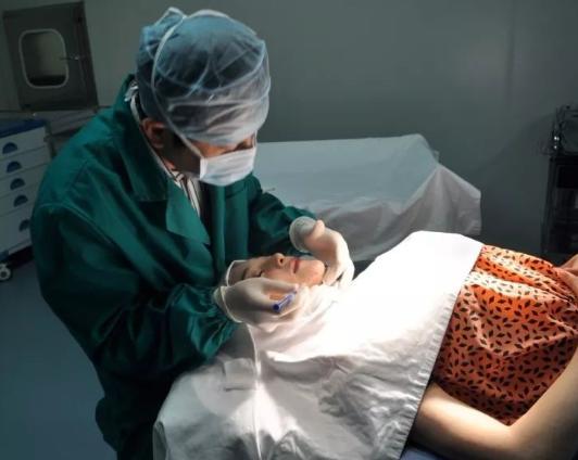 女子到非法医院整容竟然造成毁容,郑州华山医院整形事故