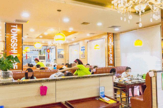 1元/只海白虾，2.8元/只鲍鱼，3.8元/只碳烤生蚝！啤酒喝一瓶还送一瓶！这家人气平价海鲜火锅老店让你嗨翻整个今夏