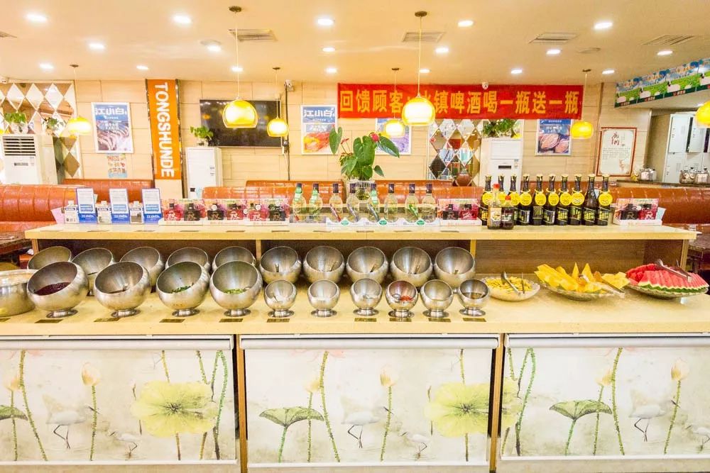 1元/只海白虾，2.8元/只鲍鱼，3.8元/只碳烤生蚝！啤酒喝一瓶还送一瓶！这家人气平价海鲜火锅老店让你嗨翻整个今夏