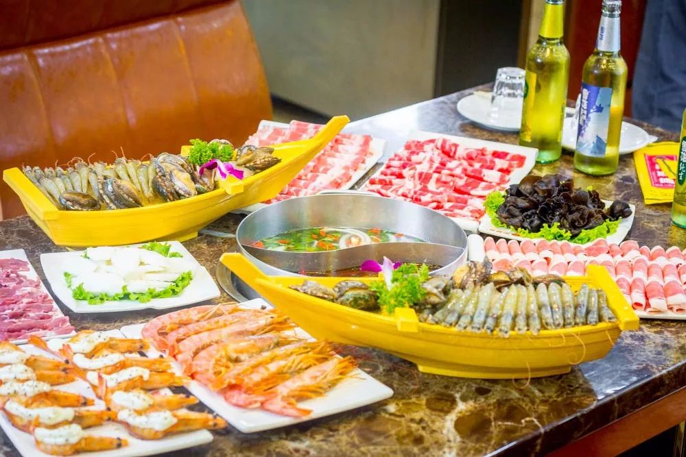 1元/只海白虾，2.8元/只鲍鱼，3.8元/只碳烤生蚝！啤酒喝一瓶还送一瓶！这家人气平价海鲜火锅老店让你嗨翻整个今夏